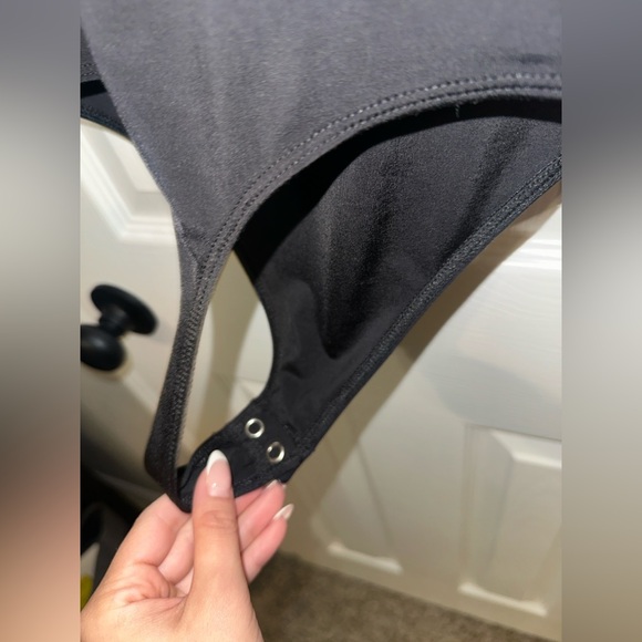 Body Contour Sleeveless High Neck Front Cutout Thong Bodysuit - Picture 3 of 12